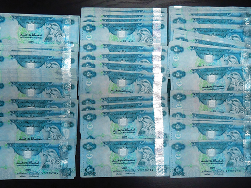 اضغط لمشاهدة الفيديو: صاحب مطعم بالرياض يتعرّض لعملية احتيال بعملة إماراتية مزورة!